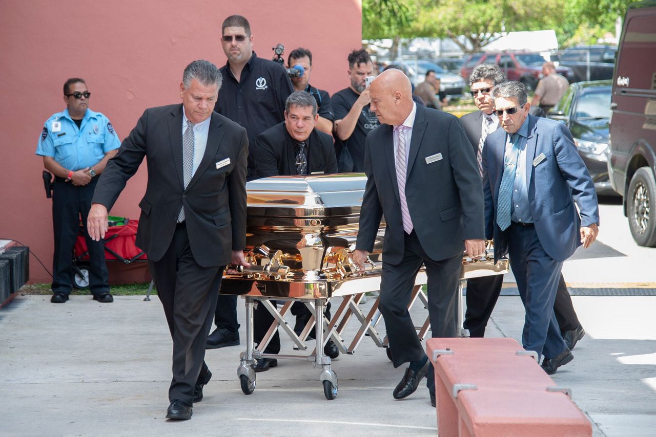 Hundreds honor iconic Mexican crooner at Miami wake