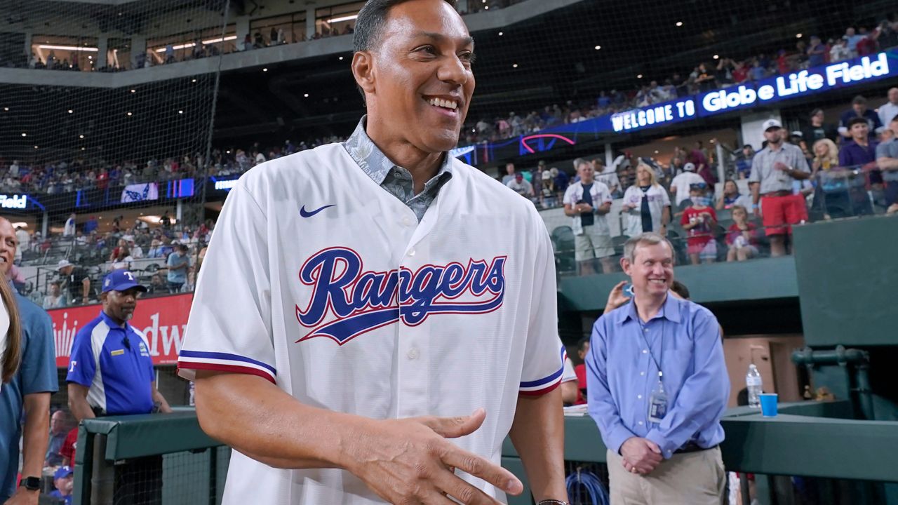 Juan González honored by Rangers, 09/23/2023