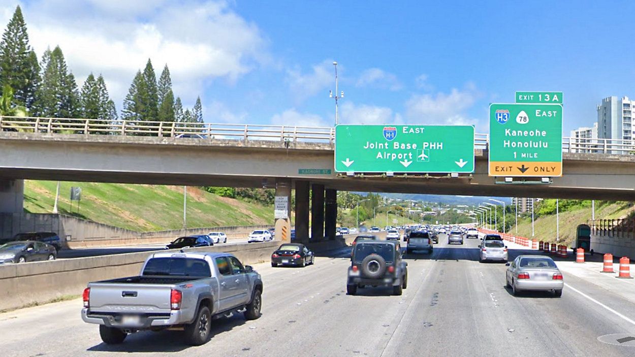 Eastbound Kaonohi Overpass on H-1 (Google Street View)