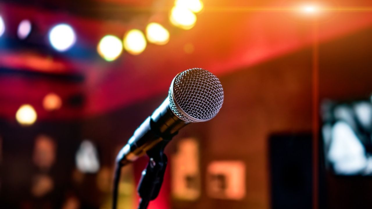 A microphone appears at a karaoke bar in this stock image. (Pixabay)