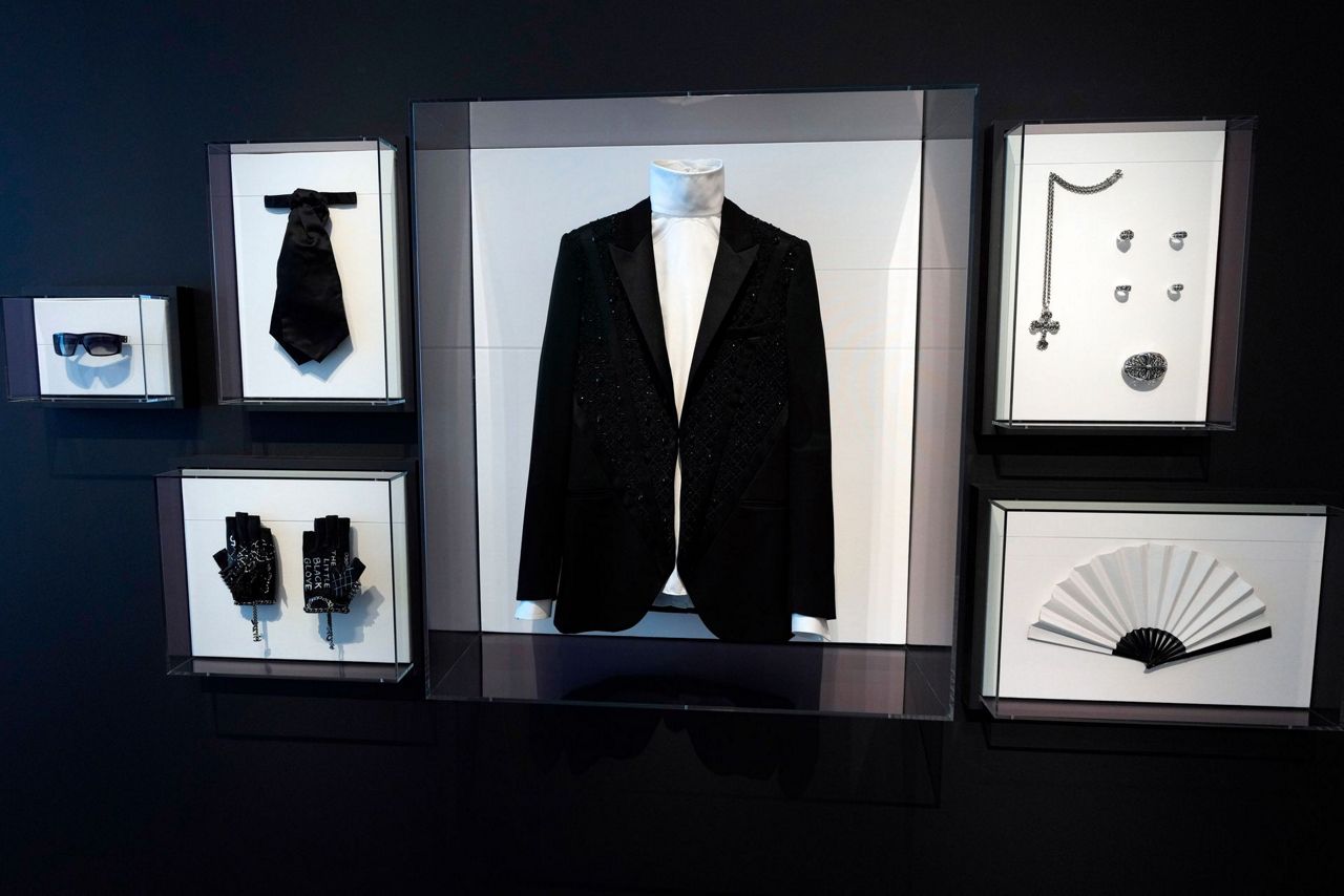 Mets Sumptuous Lagerfeld Show Focuses On Works Not Words