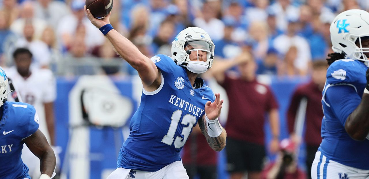Kentucky quarterback Devin Leary throws a pass.