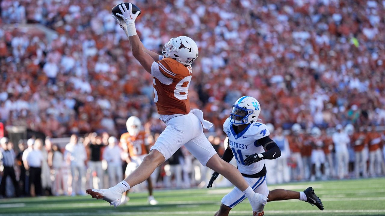 Helm’s 2 TD catches power No. 3 Texas over Kentucky 31-14