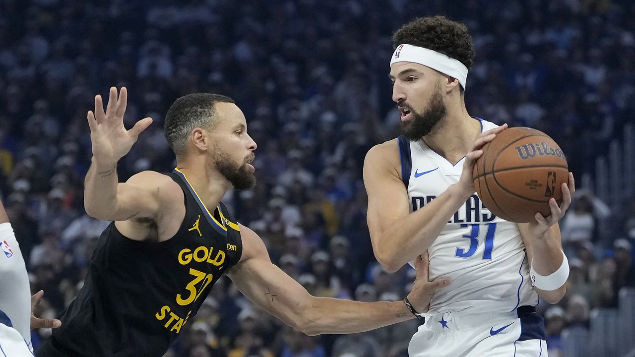 Dallas Mavericks guard Klay Thompson, right, is defended by Golden State Warriors guard Stephen Curry (30) during the first half of an Emirates NBA Cup basketball game in San Francisco, Tuesday, Nov. 12, 2024. (AP Photo/Jeff Chiu)