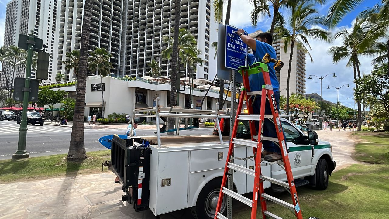 Department of Parks and Recreation personnel installed new signage to alert beachgoers of the new hours. (Honolulu Department of Parks and Recreation)