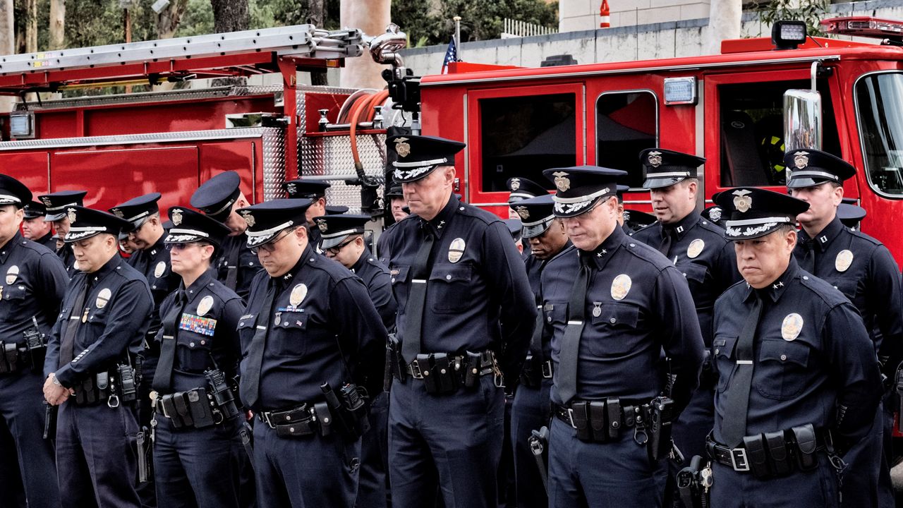 纽约州的法案旨在为警察和消防部门提供招聘和留任资金