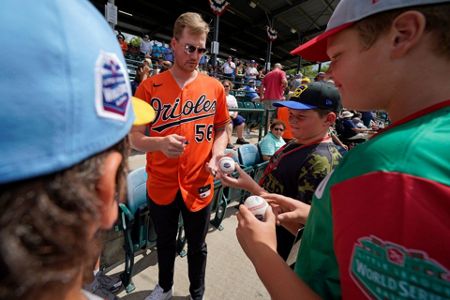 Kids Again: Red Sox, Orioles cardboard race Little Leaguers