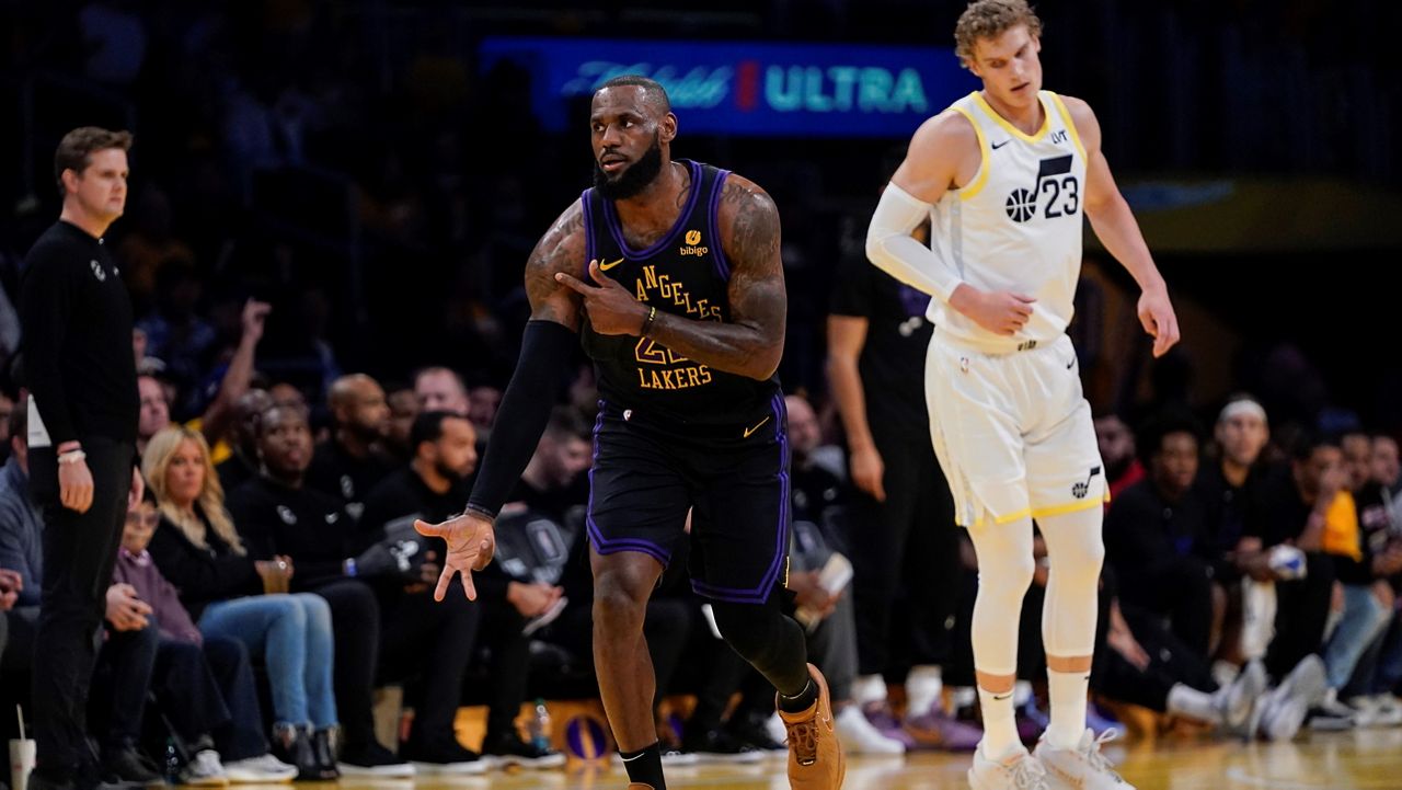 Lakers blow out Utah as James. Davis dominate early