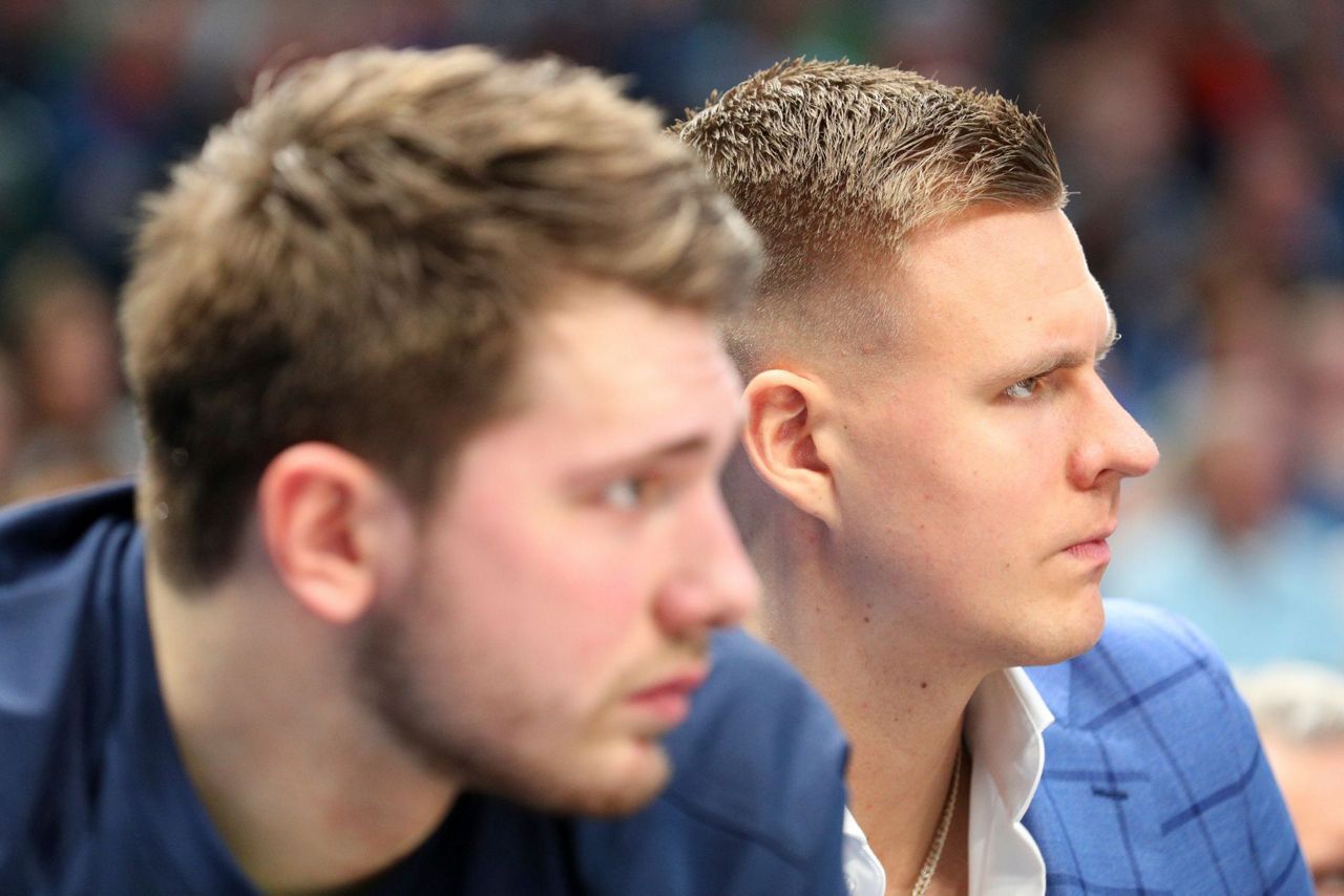 Porzingis rejoins Mavs after missing 10 games with sore knee