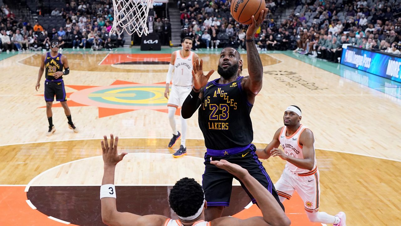 San Antonio ends losing streak by beating Lakers