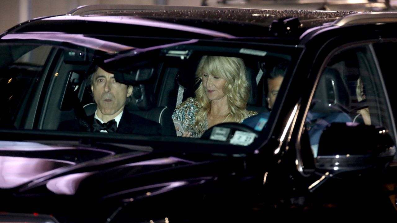 Laura Dern deixa o casamento de Taylor Swift e Travis Kelce no Madison Square Garden no sábado, 4 de julho de 2026, em Nova York. (Foto de Andy Kropa/Invision/AP)