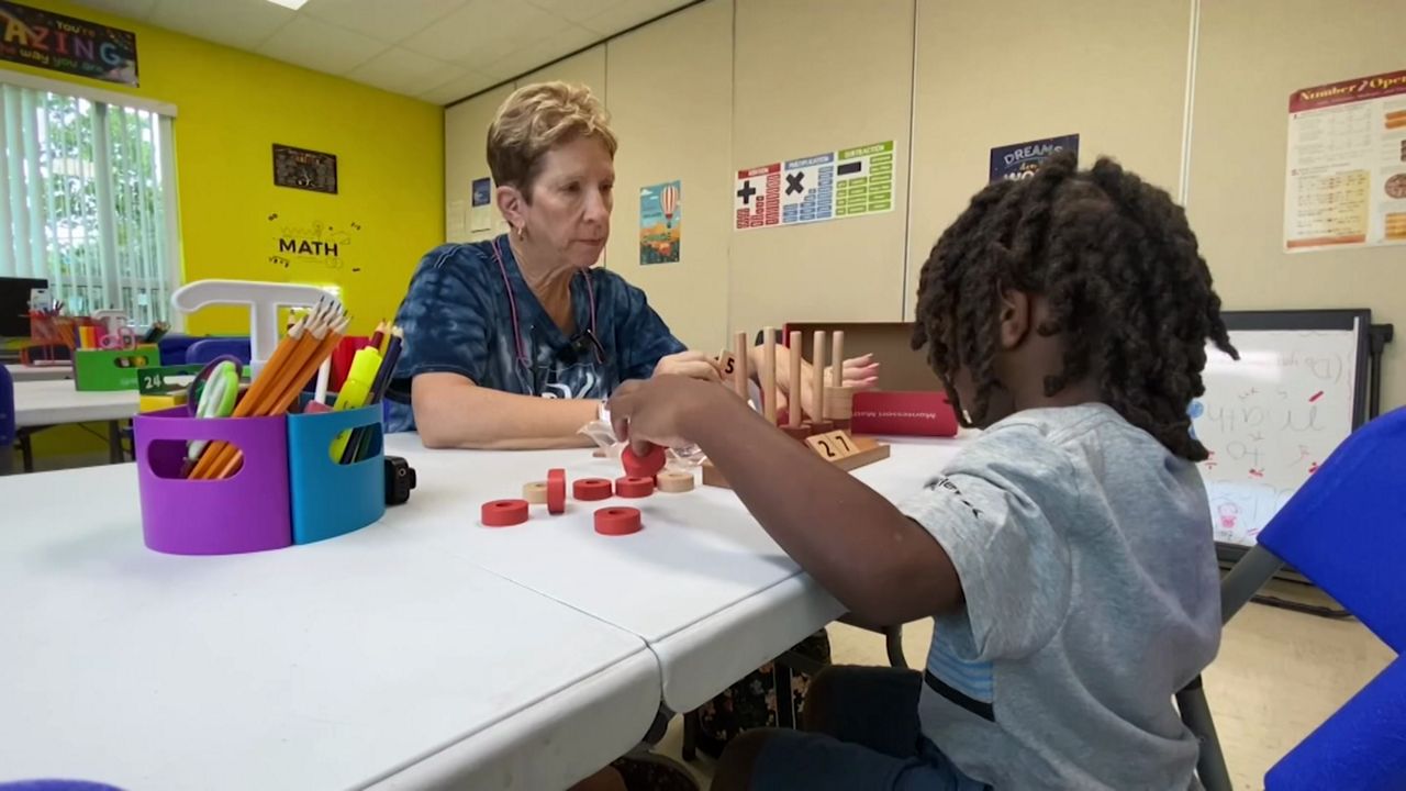 Un retraité local donne des cours particuliers aux enfants pour améliorer leurs connaissances en STEM