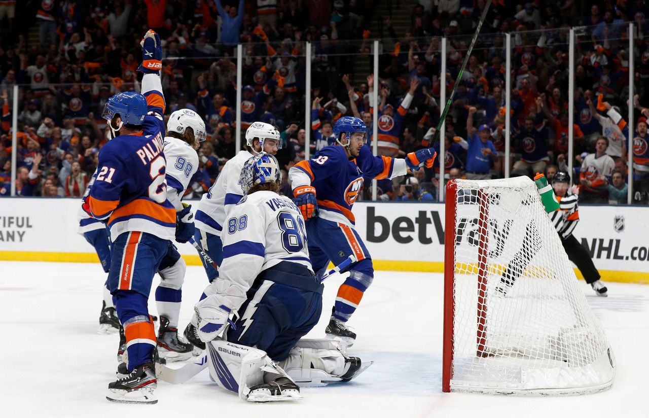 Martin, Pulock help Isles top Lightning 3-2 to tie series