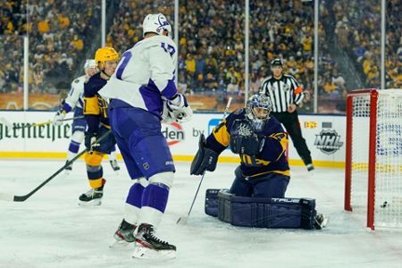 Lightning spoil Predators' outdoor debut in Nashville, 3-2