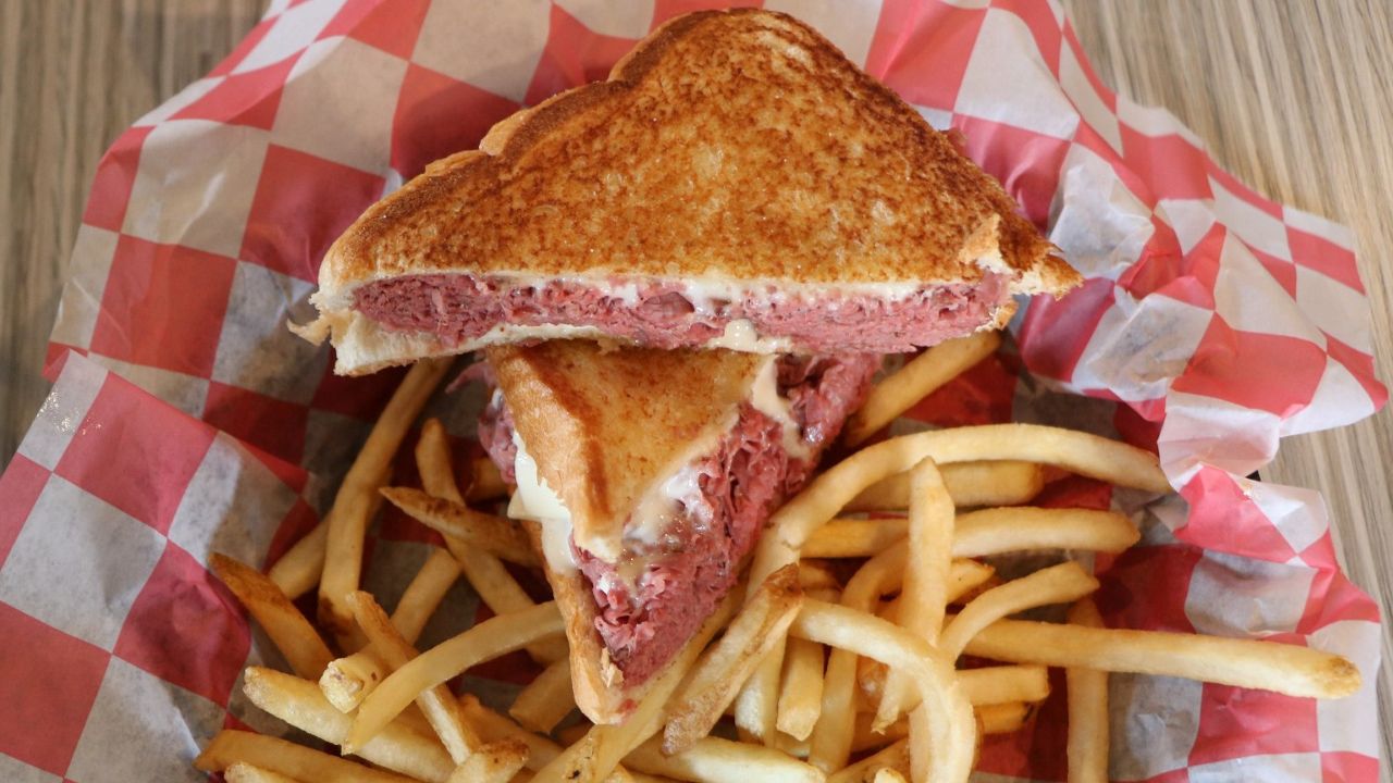 Lion's Choice's new sandwich is made with the same premium, 100% lean top-round roast beef, famous seasoning, two slices of Swiss cheese with new garlic aioli sauce between two pieces of buttered Texas Toast. (Spectrum News/Elizabeth Barmeier) 