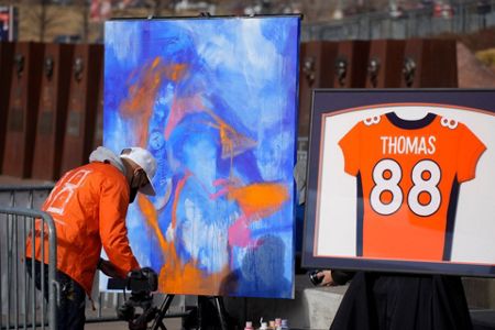 PHOTOS: Fans honor Demaryius Thomas before Sunday's Broncos game