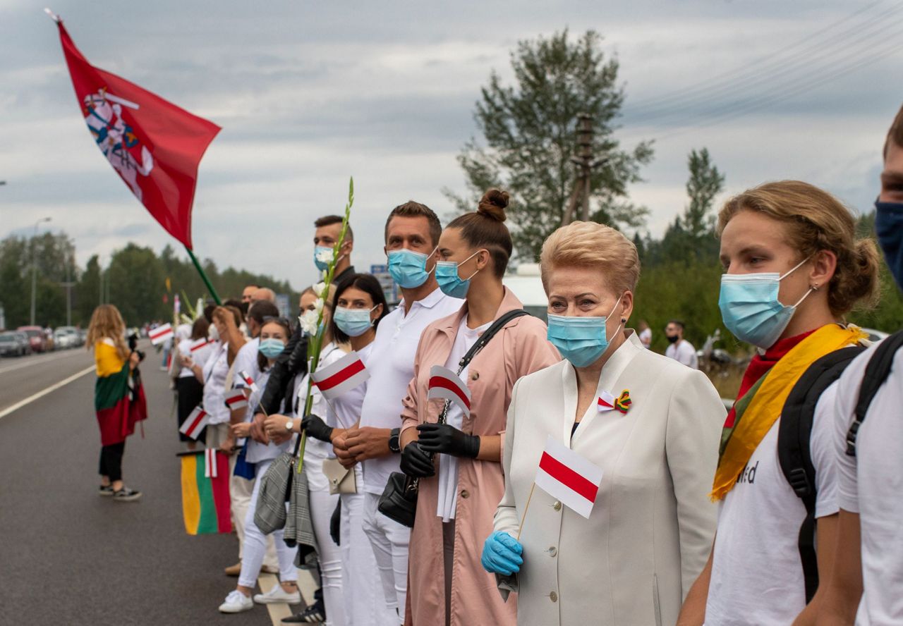 Lietuviai sudaro žmogaus grandinę, palaikančią demokratiją Baltarusijoje