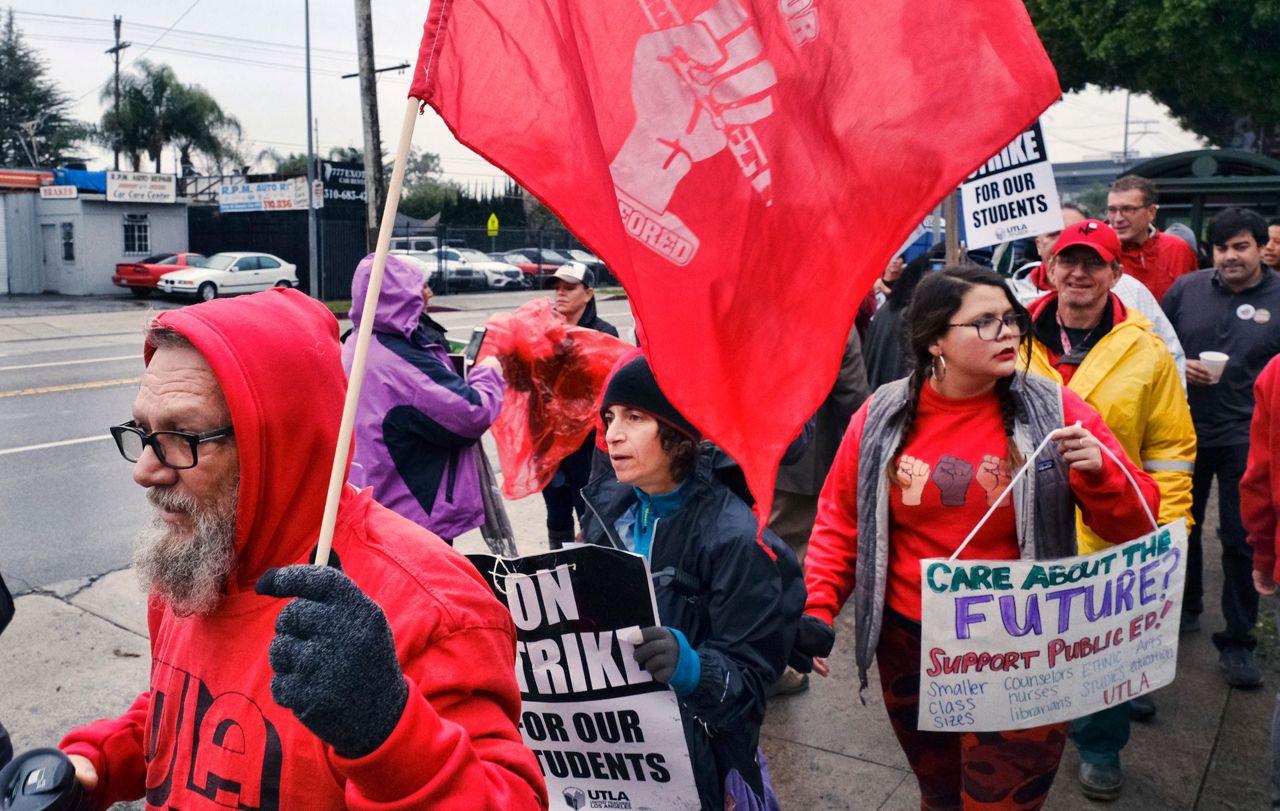 LA teachers, district resume negotiations amid strike
