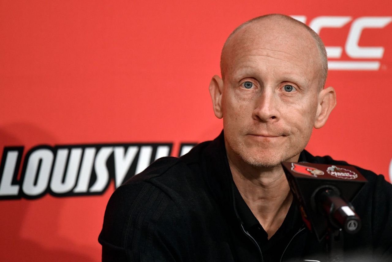 Louisville escapes major sanctions in hoops bribery case
