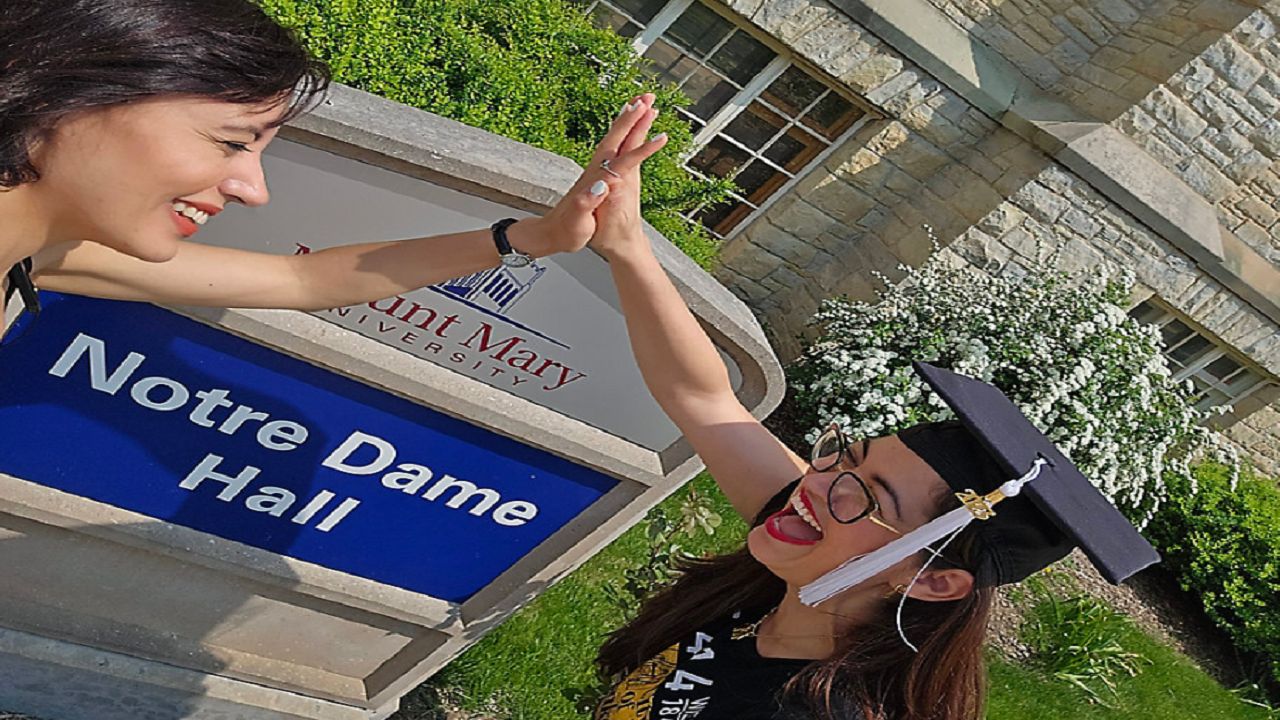 Texas Mom, Dad and Daughter Graduate from College at Same Time