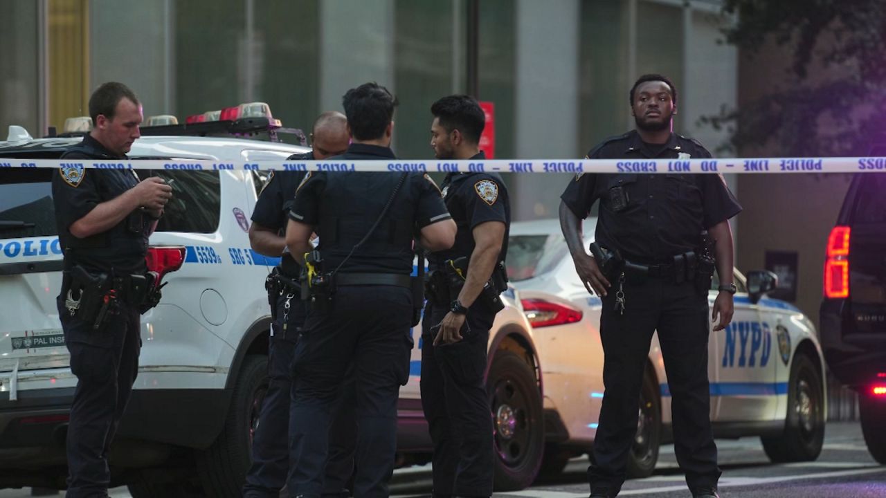Former NYPD detective talks Midtown security one year after mass shooting