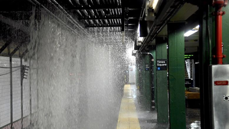水管爆裂后，地铁服务恢复，但仍有延误。