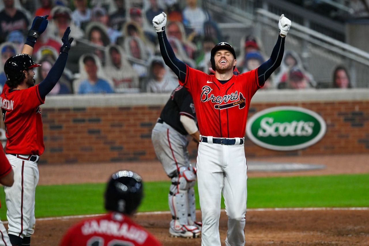 The first GRAND SLAM of the season belongs to the AL MVP! (José Abreu puts  the White Sox on top) 