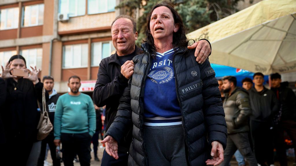 Familiares de las víctimas se muestran conmocionados frente a un hospital en la ciudad de Kocani, Macedonia del Norte.