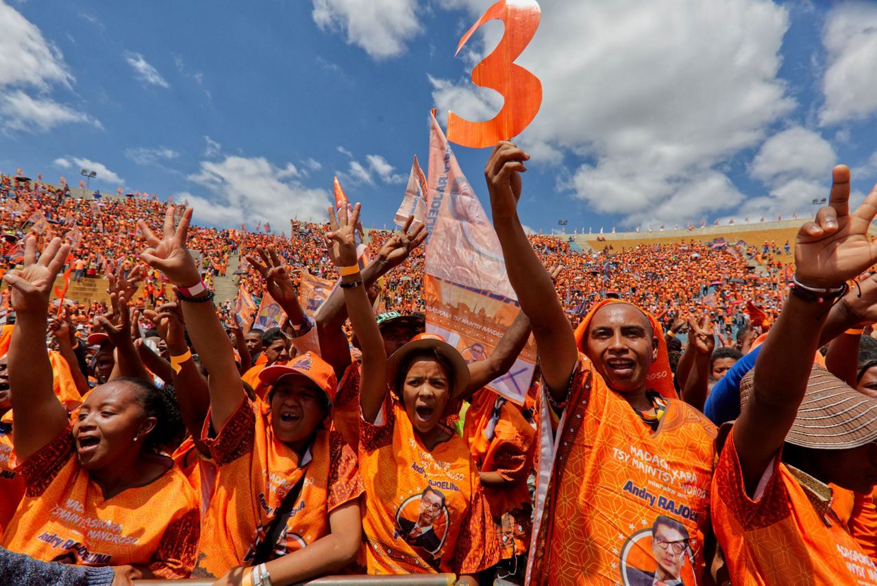 Madagascar’s Rajoelina takes an early lead in polls marked by boycott ...