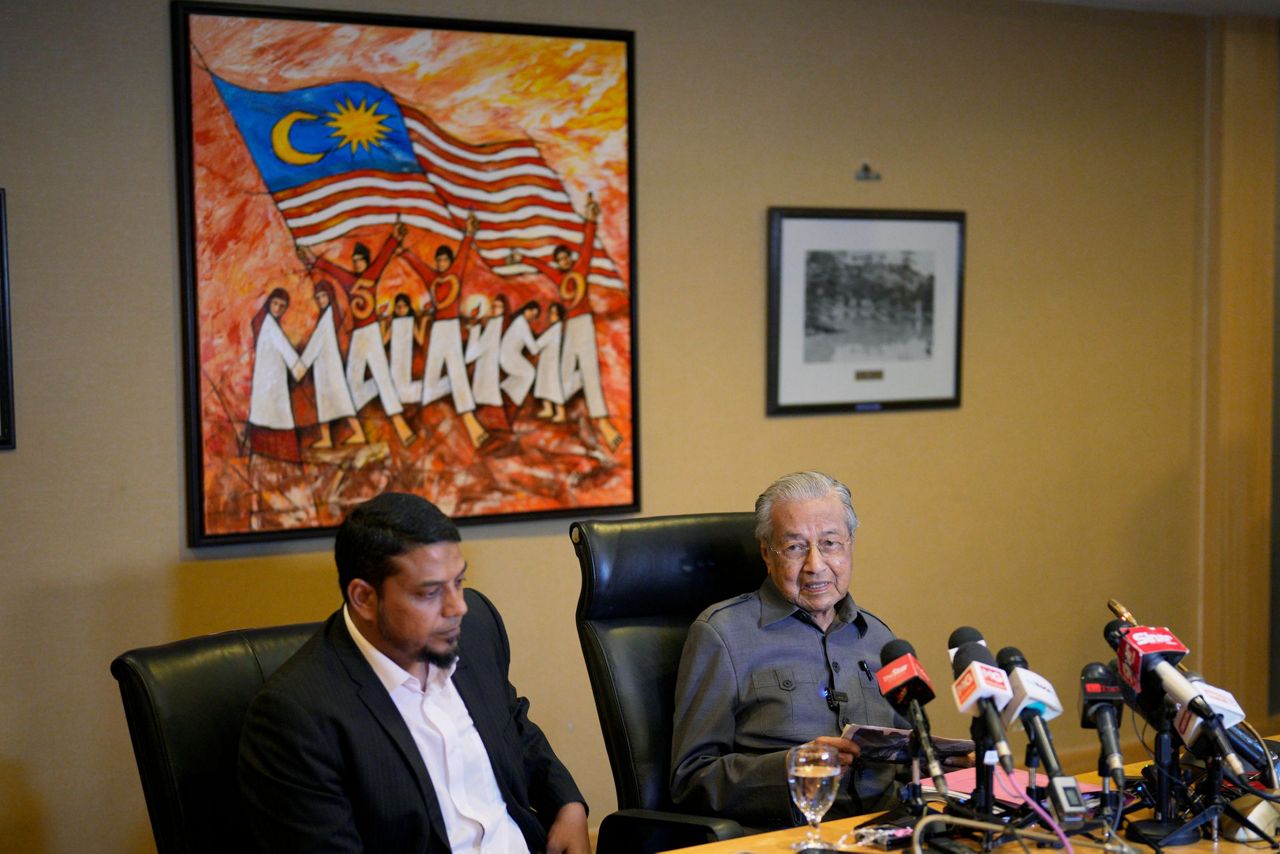 当他的儿子面临贪污调查时，马来西亚前总理表示政府希望起诉…… – NY1