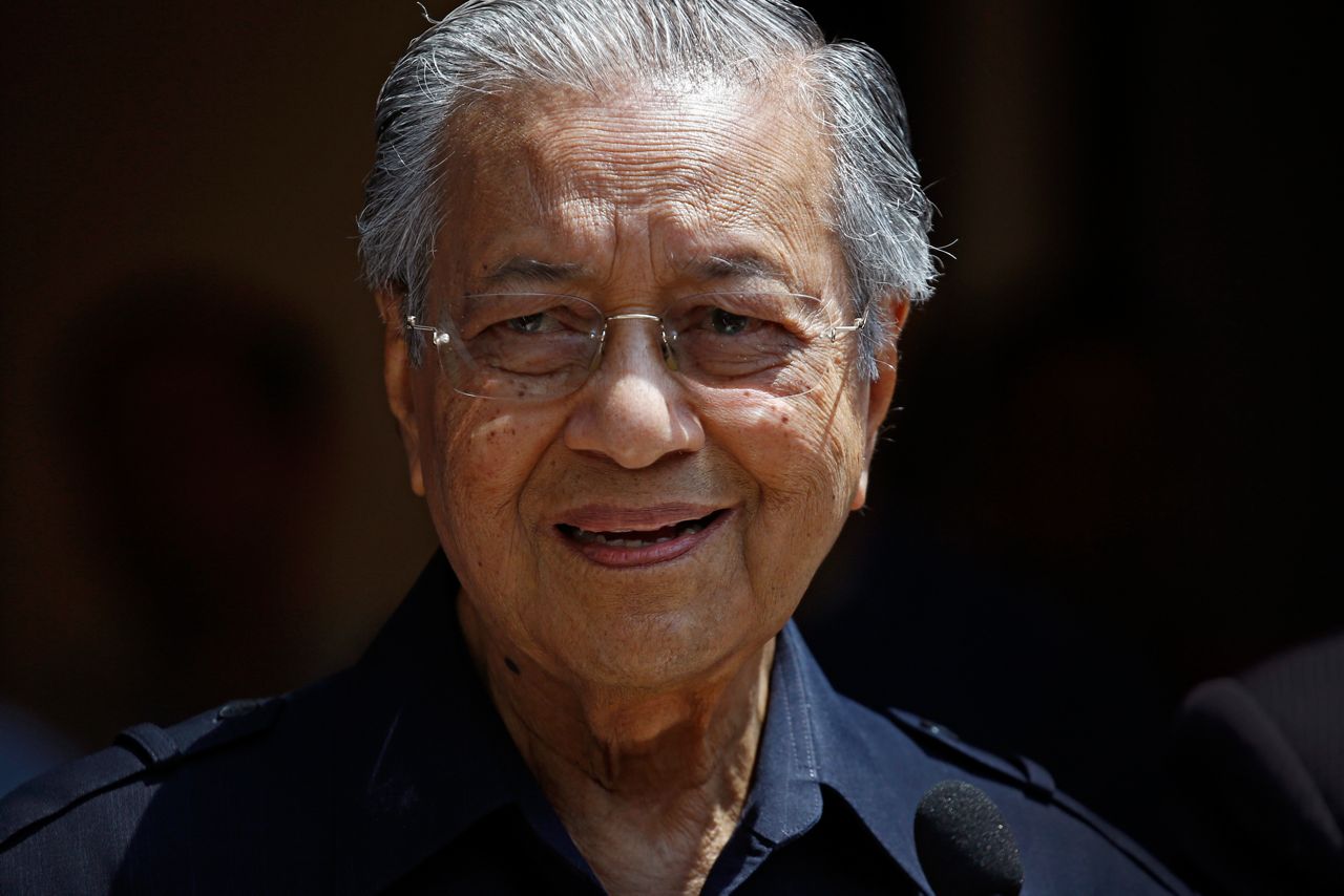 Malaysia's Mahathir plans lean cabinet, seeks Anwar's pardon