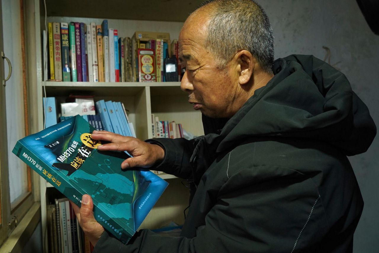 Frozen in time: Families of those on missing Flight 370 cannot shake ...