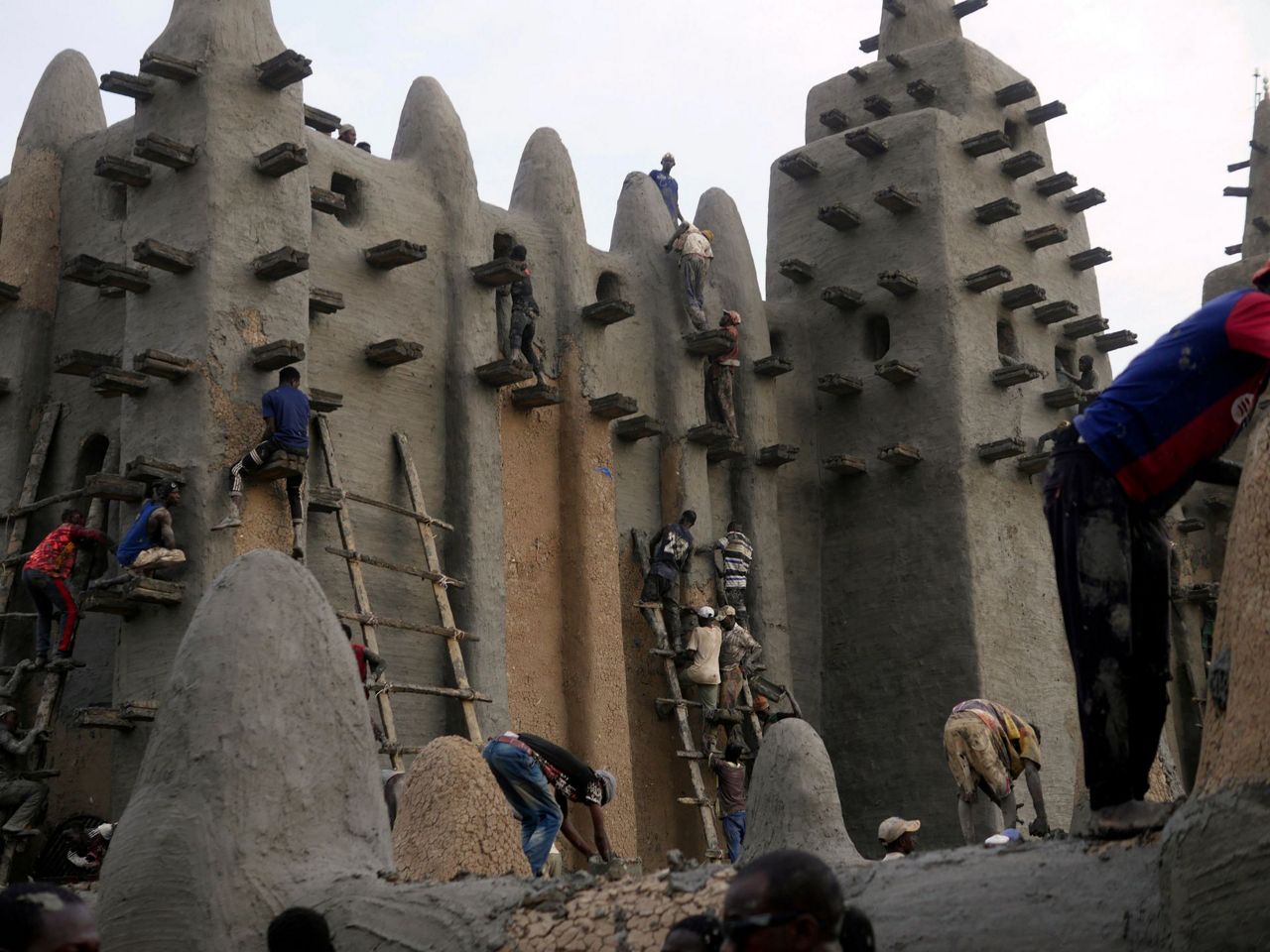 In Mali, thousands replaster the Great Mosque of Djenne, under threat ...