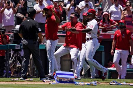 Reds' Jesse Winker emotional after 'very special' three-homer game