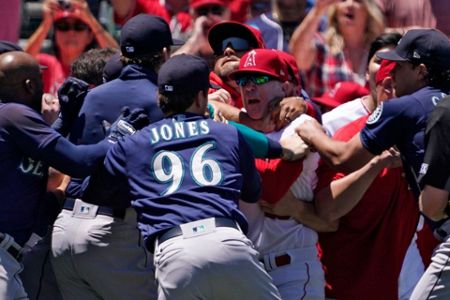 Reds' Jesse Winker emotional after 'very special' three-homer game