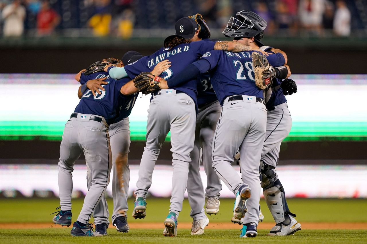 Mariners win 9th straight behind Suárez's 3run home run