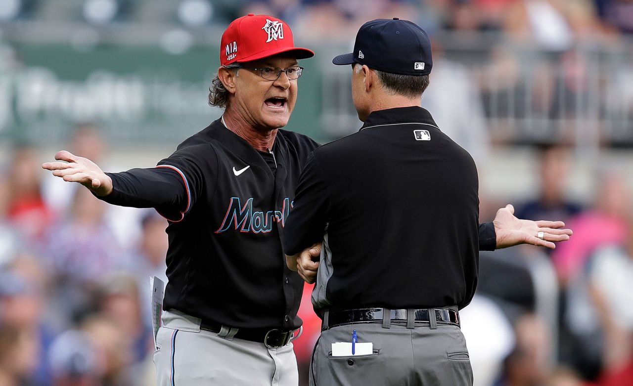 Don Mattingly wins his last game as Marlins manager