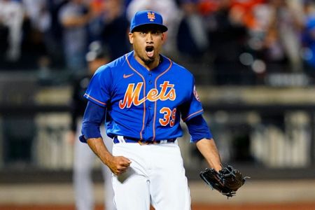 Escobar rallies Mets past Marlins in 10, back into 1st alone