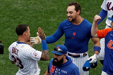 Mets' Javy Baez apologizes for thumbs-down jab, then scores game