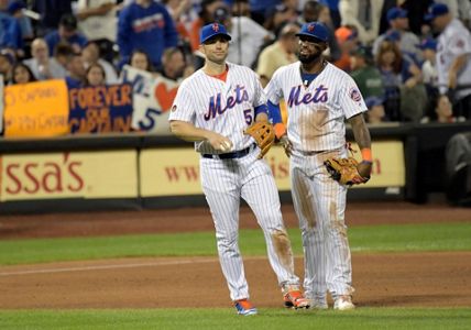 David Wright of the New York Mets acknowledges the crowd as he is