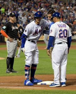 Mets captain Wright says goodbye, walks off to long ovation