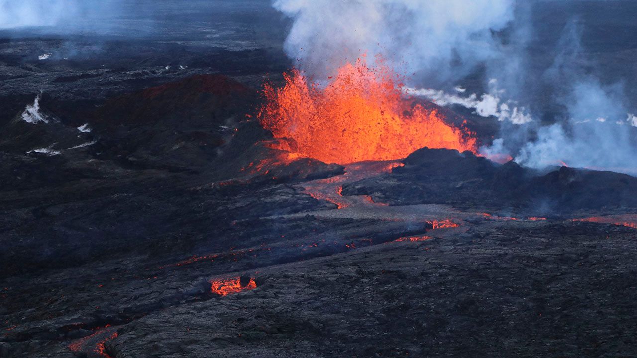 Mauna Loa erupting