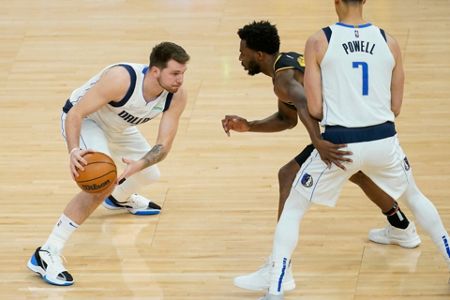 Curry and Warriors rout Mavericks 130-92