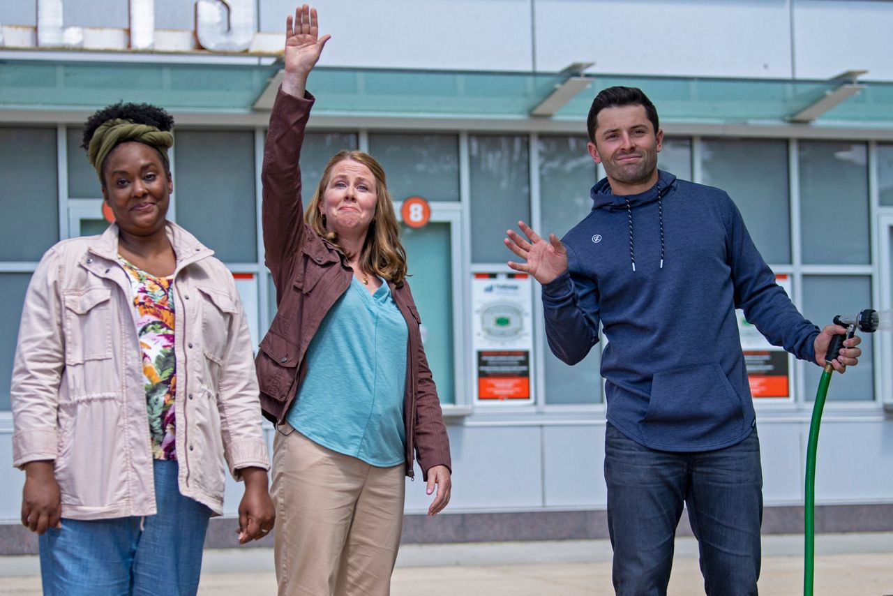 Odd couple Mayfield, rocker Alice Cooper team for TV spot