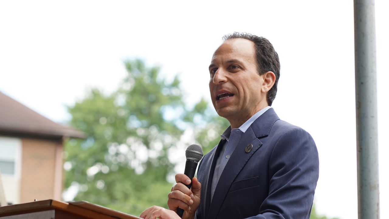 Louisville Mayor Craig Greenberg speaking to the public.