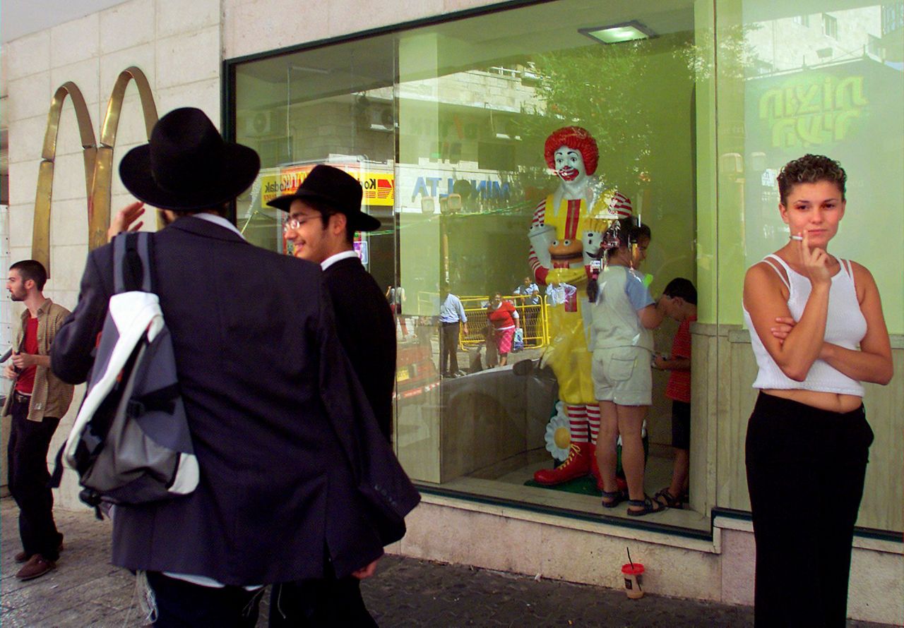 麦当劳从特许经营商手中收购其以色列餐厅，特许经营商引发了代价高昂的抵制 – Spectrum News