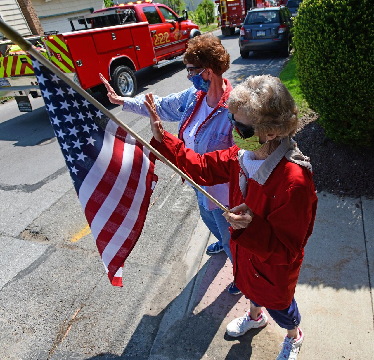 Memorial Day weekend draws crowds and triggers warnings