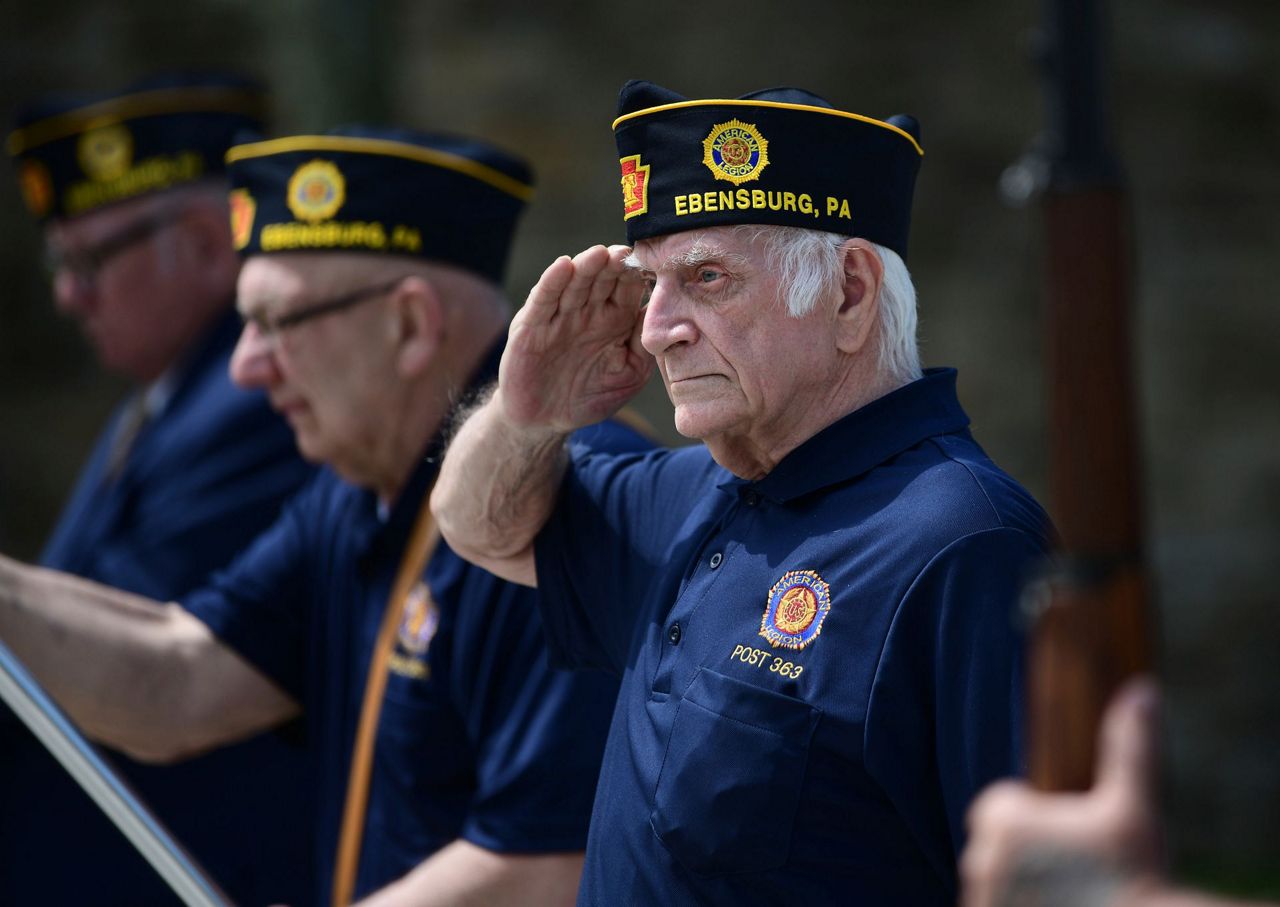 Memorial Day weekend draws crowds and triggers warnings
