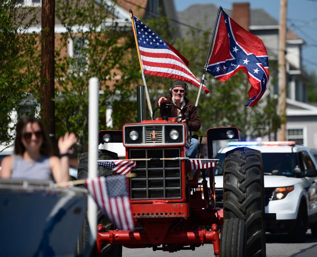Memorial Day weekend draws crowds and triggers warnings