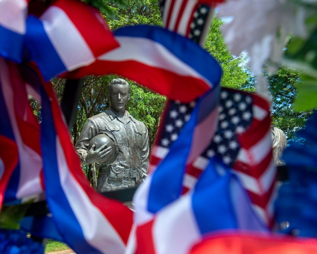 Memorial Day weekend draws crowds and triggers warnings